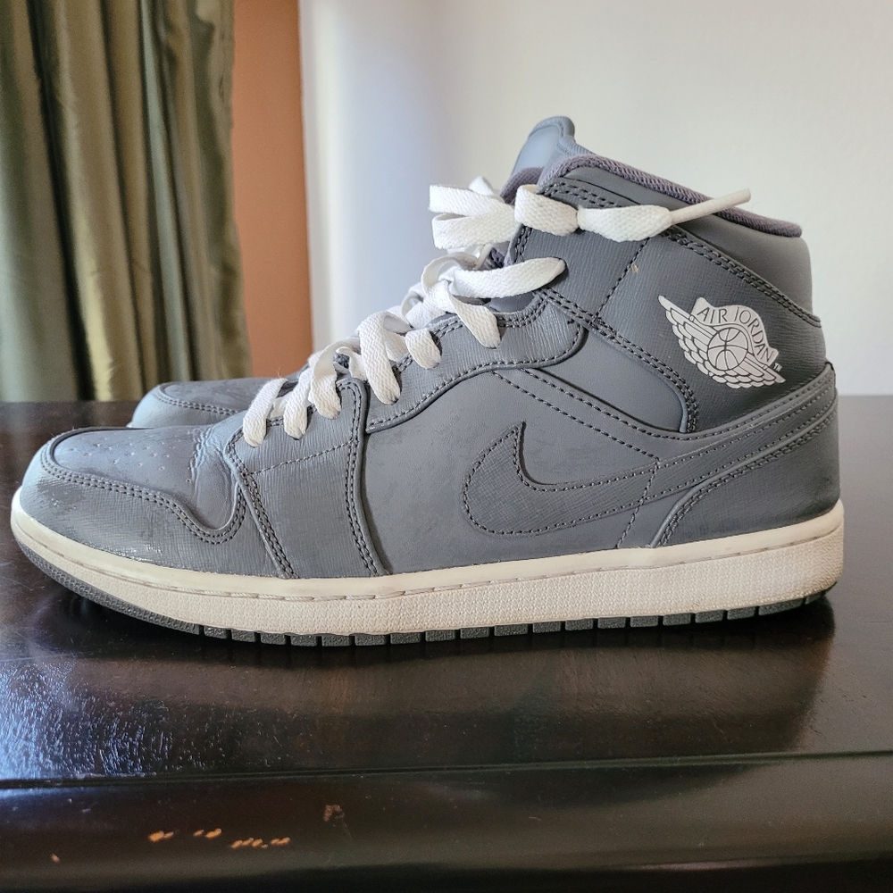 Grey Jordan 1 mids sz. 10.5